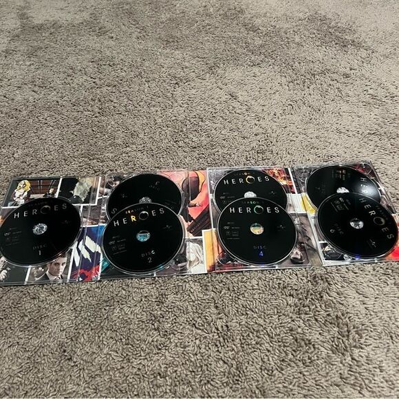 Heroes: Complete Seasons 1 and 2 (11 DVDs Total) - Picture 6 of 7